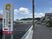 薬局の看板と駐車場  