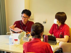 スタッフ会議中のテーブル  