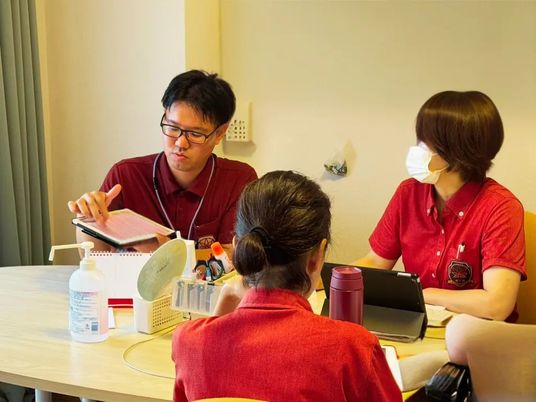 スタッフ会議中のテーブル  
