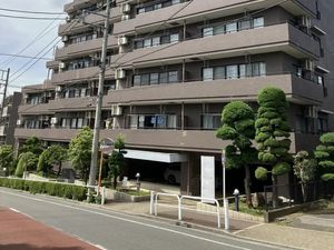 緑に囲まれた建物外観  
