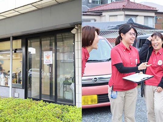 送迎前の職員が並ぶ外観  