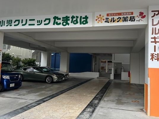 建物の屋根付き駐車場  