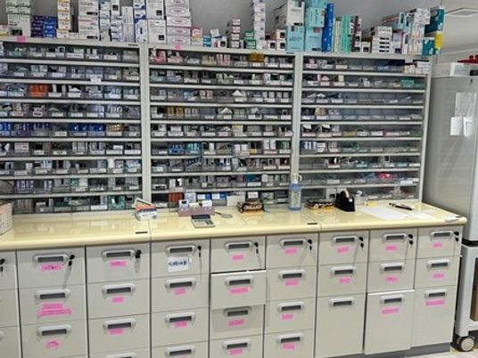 薬棚が並ぶ調剤棚  