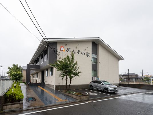 施設の入口と駐車場