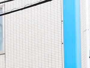 青い外壁の建物外観  
