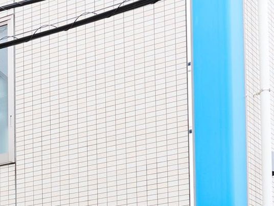 青い外壁の建物外観  