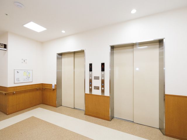 清潔なエレベーターホール エレベーター 明るく清潔感のある空間が広がり、ゆとりを感じさせる場所です。