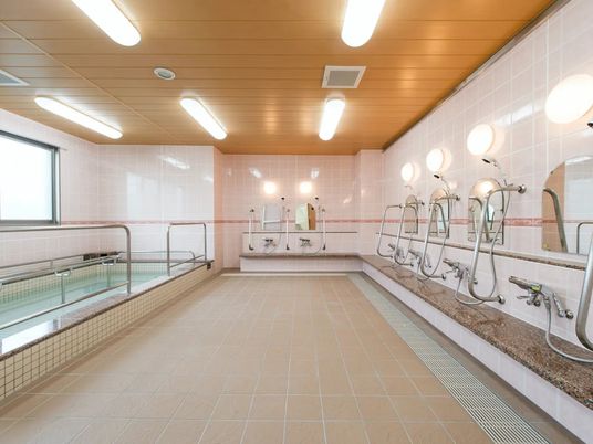 広い浴室の洗い場  