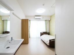 明るい居室の様子