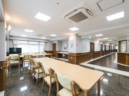 広々とした明るいダイニング