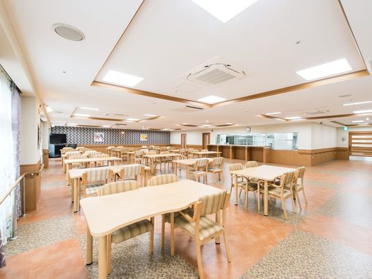 広々とした明るい食堂