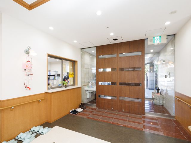 明るく清潔なエントランス 玄関 広々として明るい受付エリアが気持ちを和ませます。親しみやすいスタッフの態度も魅力です。