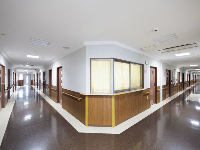 清潔感のある廊下の様子 廊下 明るく広々とした通路は、訪れる方を温かく迎えてくれます。安全を考慮した手すりが設置されています。