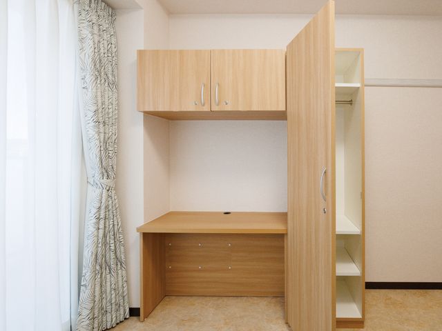 居室のデスクとクローゼット 居室 明るい日差しが差し込む、使い勝手の良いデスクと収納です。