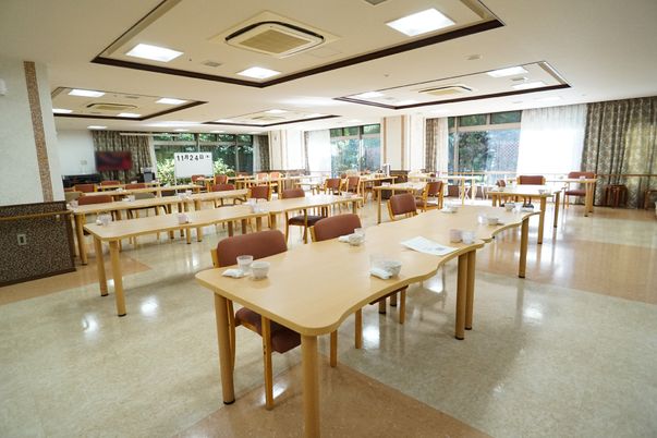 明るい食堂の様子