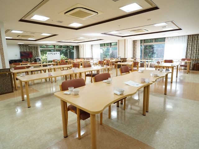 明るい食堂の様子 食堂 開放感あるダイニングは、快適な食事時間を提供します。