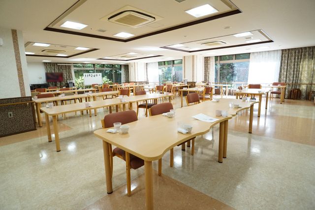 明るい食堂の様子 食堂 開放感あるダイニングは、快適な食事時間を提供します。