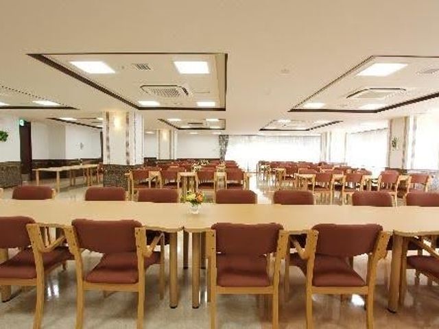明るい食堂 食堂   広々とした食堂で、テーブルと椅子がゆったり配置されています。自然光が入り、落ち着いて食事ができそうです。