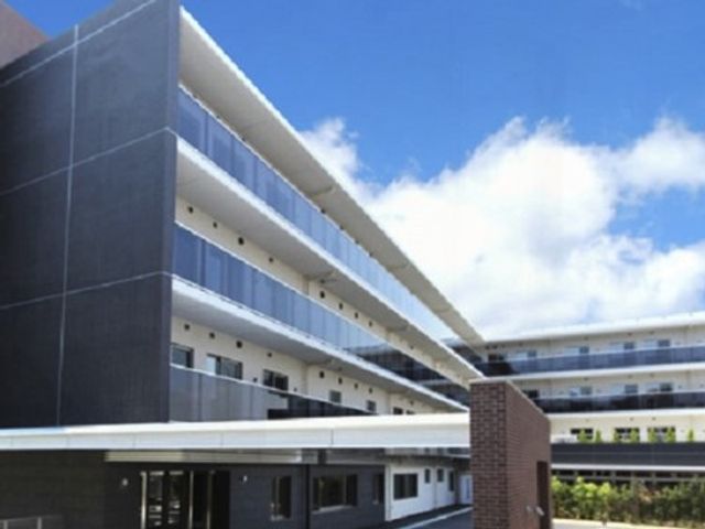 明るい外観の建物 施設外観 広々とした構造の建物ですので、ゆったりとした職場環境を望む方に適しています。清潔感のあふれる外壁が、心地良い印象を与えます。