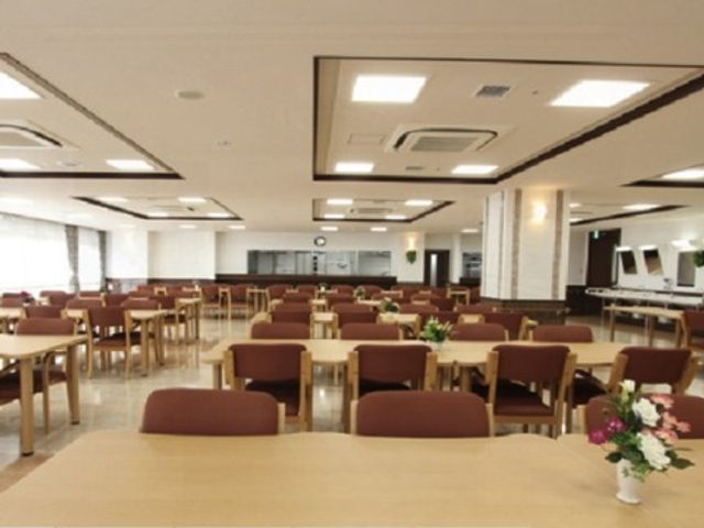広々とした共有ダイニング 食堂 ゆとりのあるダイニングルームでは、ご利用者様がお食事を楽しまれています。明るく開放的なこの空間で、コミュニケーションも活発に行われます。