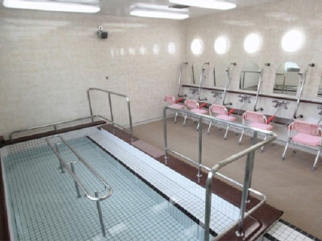 明るい介護施設の浴室 浴室 手すり付きの広々とした浴室です。安全に配慮しつつゆったりとした入浴時間をお過ごしいただけます。