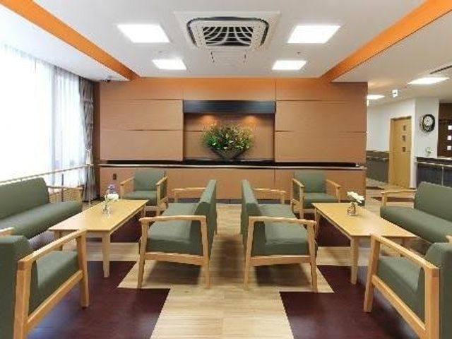 明るいラウンジ空間 ラウンジ   木目調の家具が並ぶ、落ち着いた雰囲気の共有スペースです。窓から光が入り、ゆったり過ごしやすそうです。