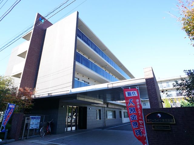 モダンな建物のエントランス 外観 開放的なエントランスが迎える現代的なデザイン。明るく清潔感のある職場環境を提供します。