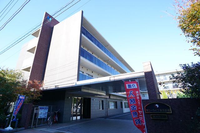 モダンな建物のエントランス 外観 開放的なエントランスが迎える現代的なデザイン。明るく清潔感のある職場環境を提供します。