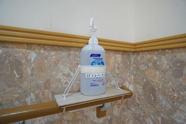 手指消毒剤設置廊下 アルコール消毒 清潔を保つための手指消毒剤が廊下に設置されており、衛生面への配慮が感じられます。