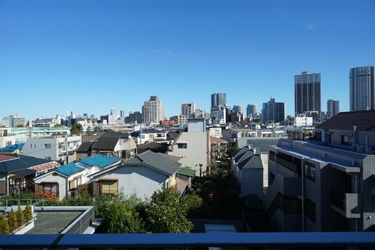 都市の景色が広がる眺望