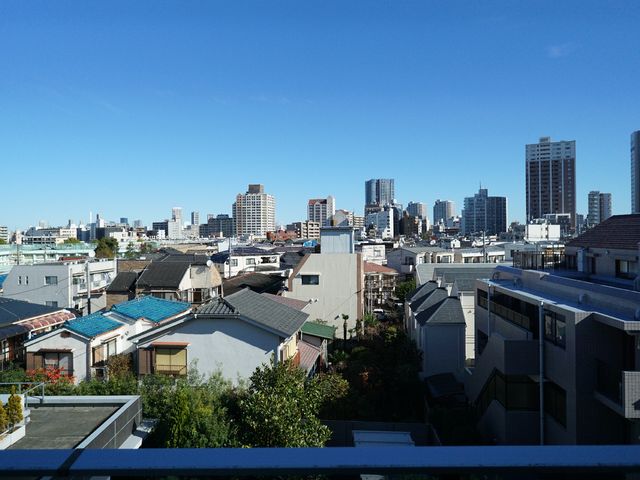 都市の景色が広がる眺望 景色 都心を一望できる明るい環境です。周囲に高い建物が少なく、開放感があります。