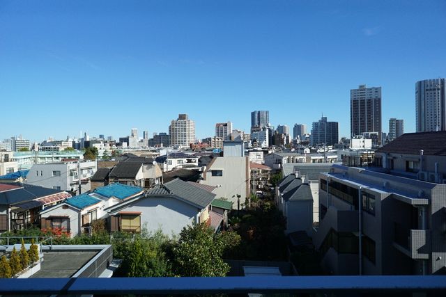 都市の景色が広がる眺望 景色 都心を一望できる明るい環境です。周囲に高い建物が少なく、開放感があります。