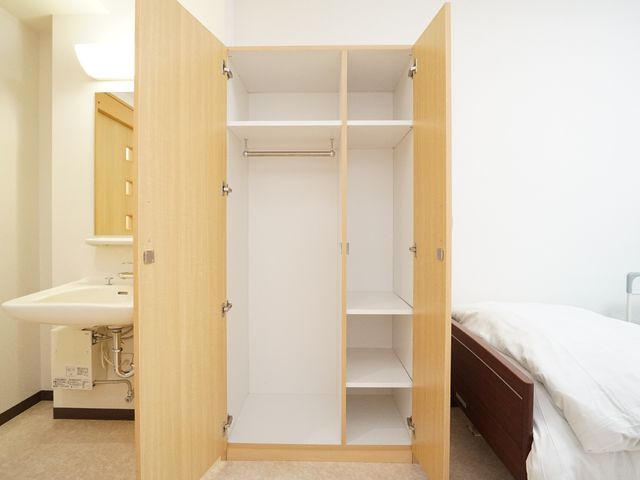 整ったクローゼットの居室 居室 広々とした収納スペースが特徴の明るい部屋です。常に整理整頓を心がけています。