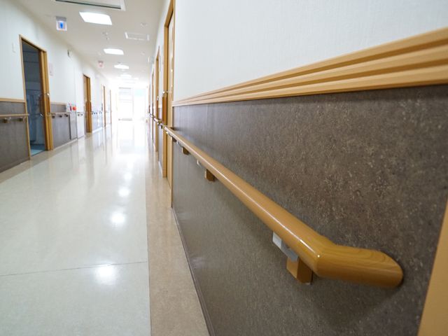 廊下に手すり付き 手すり 手すりが整った明るく清潔な通路です。安全に配慮された設計で、快適な職場環境が整っています。