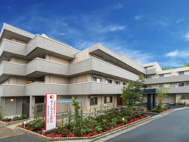 外観の建物 外観   落ち着いた色合いの建物で、植栽が整えられた出入口まわりが印象的です。働く場所として、明るく整った雰囲気が伝わります。