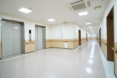 清潔で広々とした廊下