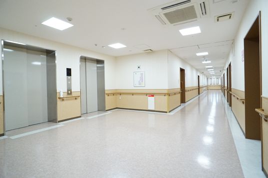 清潔で広々とした廊下
