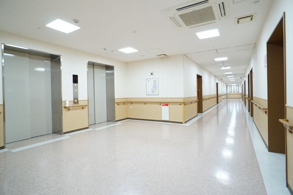 清潔で広々とした廊下