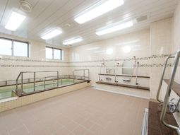 バリアフリー設計の浴室