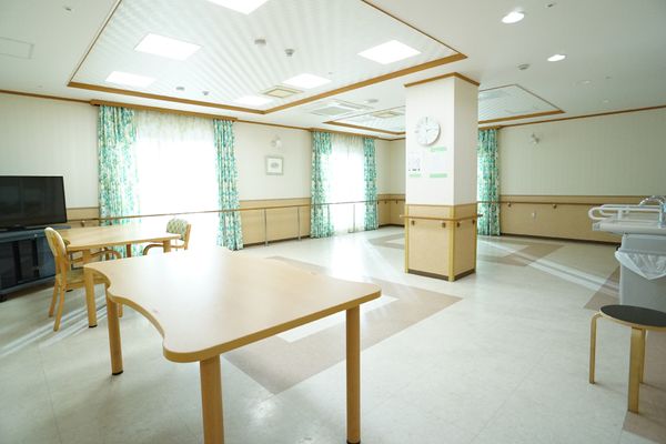 共有スペースの明るい部屋