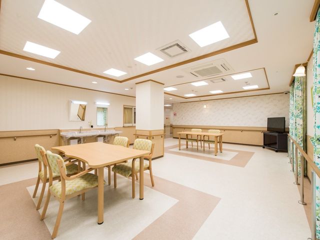 ゆったりした共用ラウンジ 共有スペース 天井が高く開放感のあるラウンジです。テーブルセットが配置され、憩いの時間を過ごすスペースとなっています。