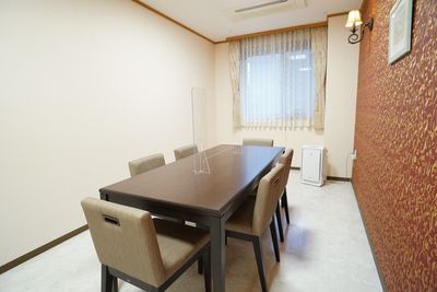 茶色のテーブルと椅子の居室