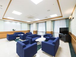 共有スペースの明るい居室