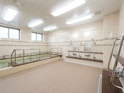 明るい清潔な浴室