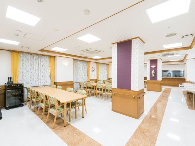 快適な食堂空間 食堂 広々とした清潔感溢れる食堂です。明るい窓辺のテーブルで、心地よい食事の時間をお過ごしいただけます。