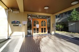 明るいエントランス外観