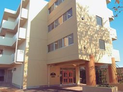 明るい日差しのエントランス