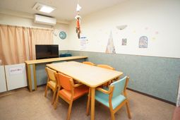 カラフルな椅子の多目的室