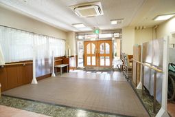 エントランスの明るい空間