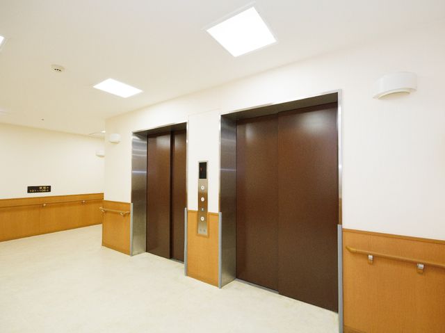 清潔なエレベーター前の空間 エレベーター 広々とした通路には二つのエレベーターが整備され、使い勝手が良さそうです。